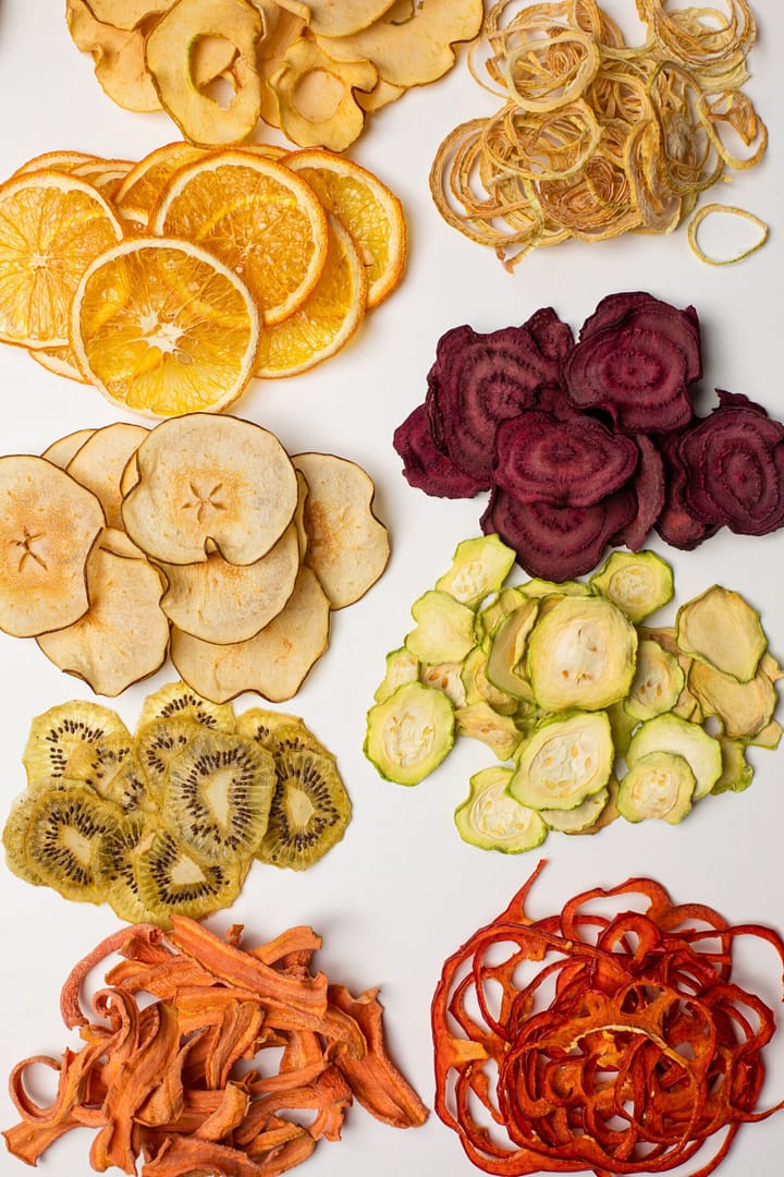 The set of different chips from dried fruits
